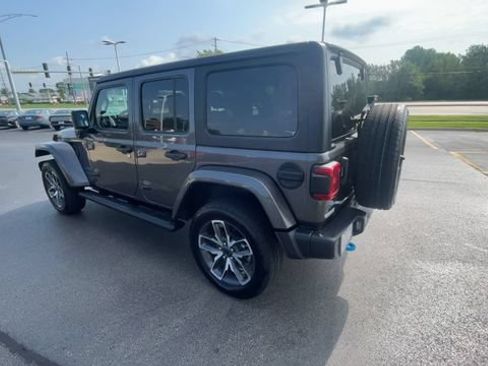 Used 2024 Jeep Wrangler Unlimited w/ Convenience Group AWD/4WD image 8