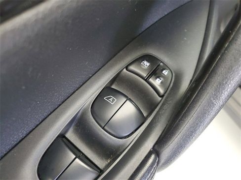 Used 2019 Nissan Rogue SV image 22