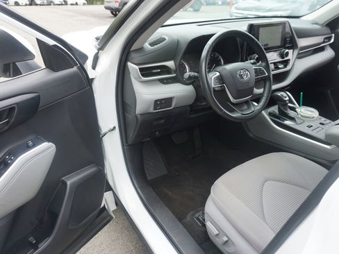 Used 2023 Toyota Highlander LE AWD/4WD image 7
