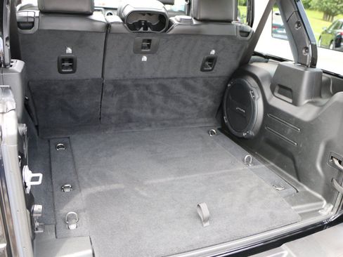 Used 2022 Jeep Wrangler Unlimited Sahara AWD/4WD image 25