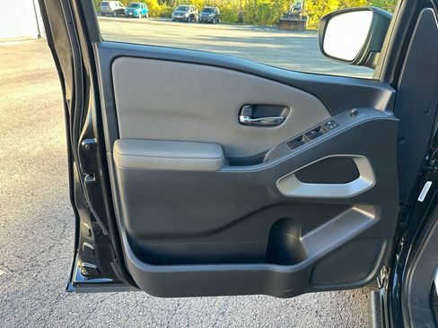 Used 2023 Nissan Frontier SV w/ SV Convenience Package image 19