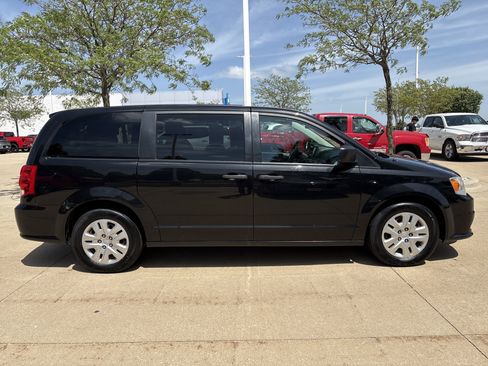 Used 2019 Dodge Grand Caravan SE w/ UConnect Hands-Free Group FWD image 8