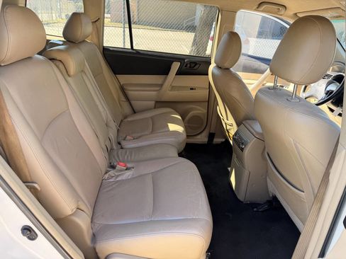 Used 2013 Toyota Highlander FWD image 12