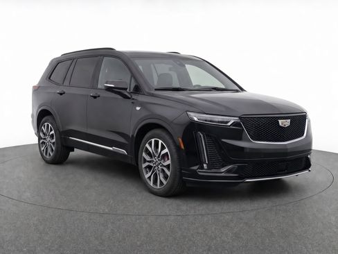 Used 2023 Cadillac XT6 Sport w/ Technology Package AWD/4WD image 2