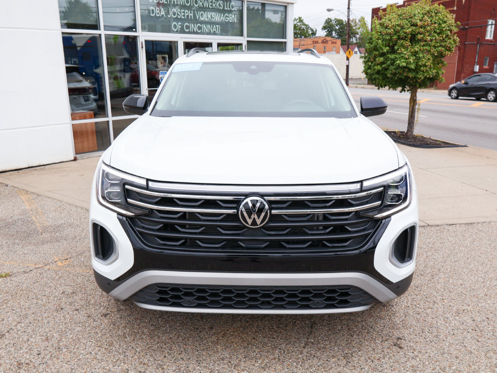 Used 2025 Volkswagen Atlas Peak Edition SE AWD/4WD image 8