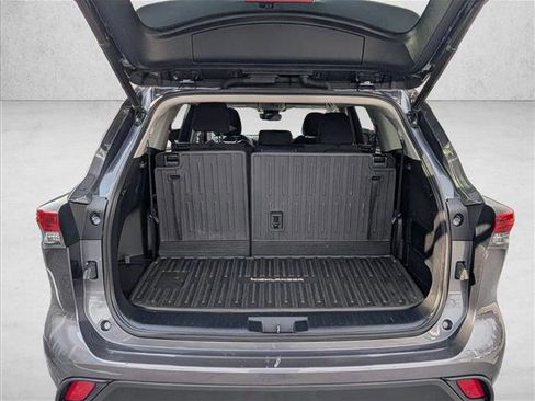 Used 2023 Toyota Highlander LE image 6