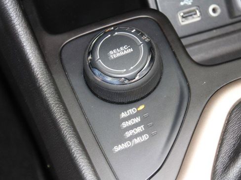 Used 2014 Jeep Cherokee Limited image 25