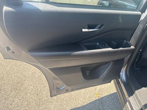 Used 2022 Nissan Pathfinder SV image 16