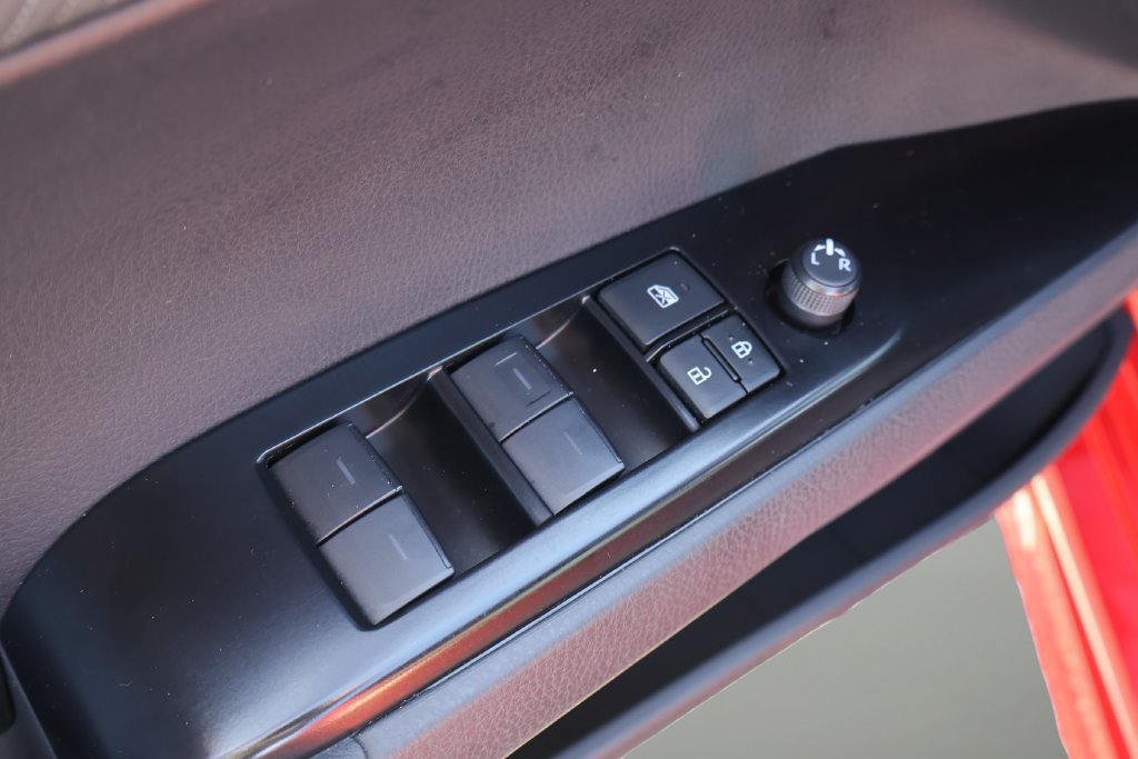Used 2025 Toyota Camry SE w/ Convenience Package FWD image 10