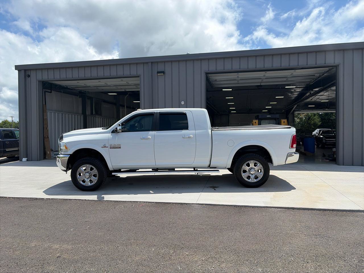 Used 2018 RAM 3500 Laramie w/ Convenience Group AWD/4WD image 2