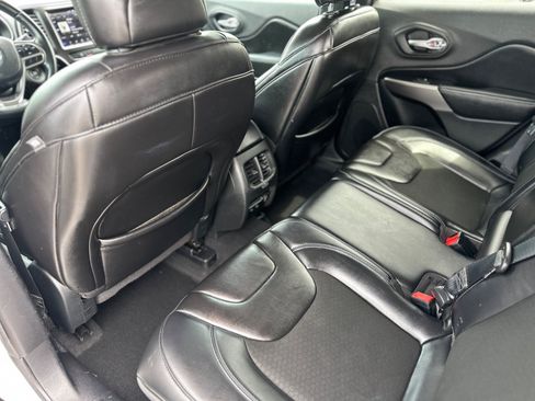 Used 2019 Jeep Cherokee Latitude Plus w/ Comfort/Convenience Group AWD/4WD image 38
