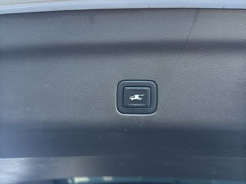 Used 2023 Chevrolet Suburban Z71 image 9