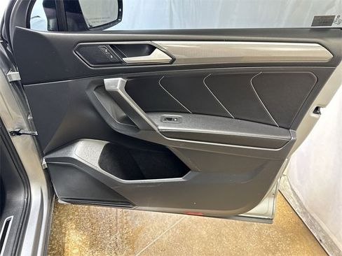 Used 2022 Volkswagen Tiguan SE R-Line image 27