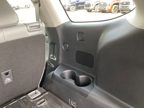 Certified 2023 Toyota Highlander XLE image 12