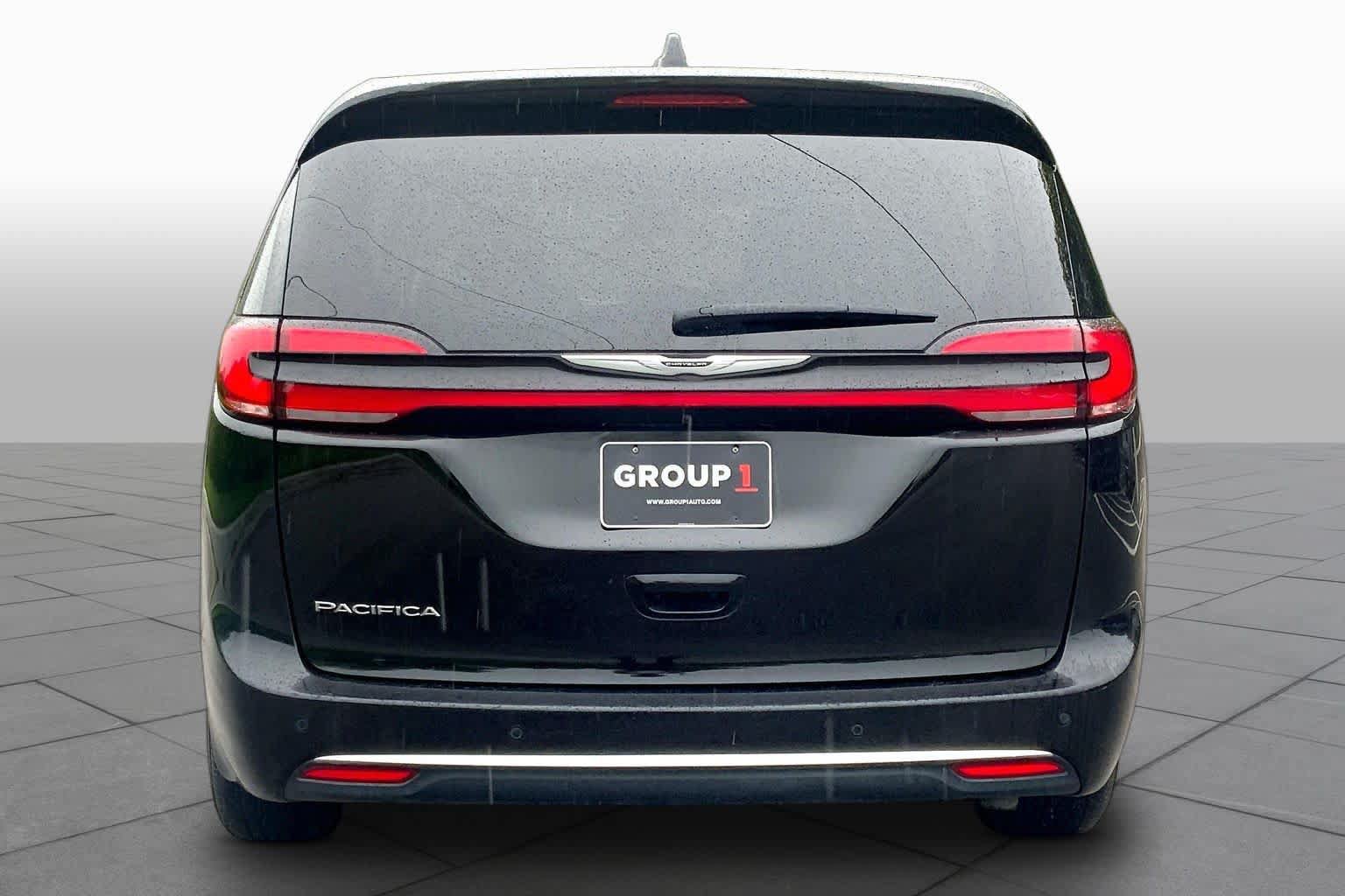 Used 2024 Chrysler Pacifica Touring-L FWD image 5
