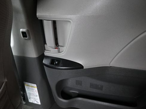 Used 2018 Toyota Sienna LE w/ Carpet Mat Package FWD image 33