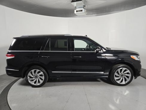 Used 2024 Lincoln Navigator Premiere image 3