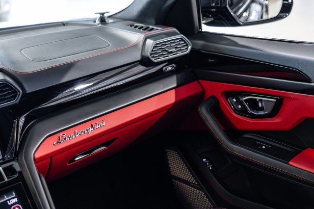 Used 2022 Lamborghini Urus AWD/4WD image 48