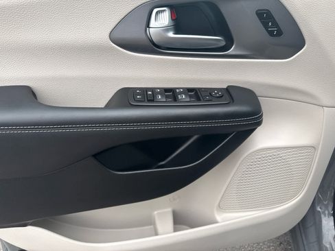 Used 2023 Chrysler Pacifica Touring-L image 10