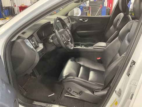 Used 2019 Volvo XC60 T5 Momentum w/ Multimedia Package AWD/4WD image 7