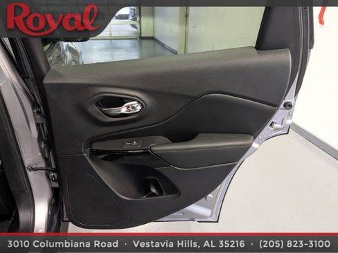 Used 2020 Jeep Cherokee Latitude Plus image 9