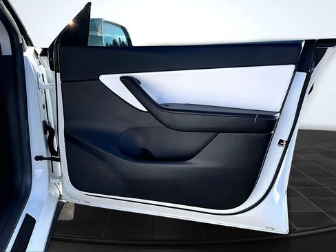 Used 2021 Tesla Model Y Long Range image 28