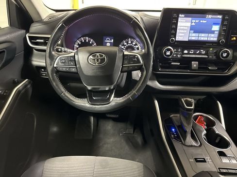 Used 2021 Toyota Highlander LE FWD image 11