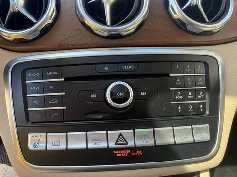 Used 2020 Mercedes-Benz GLA 250 4MATIC w/ Premium Package image 17