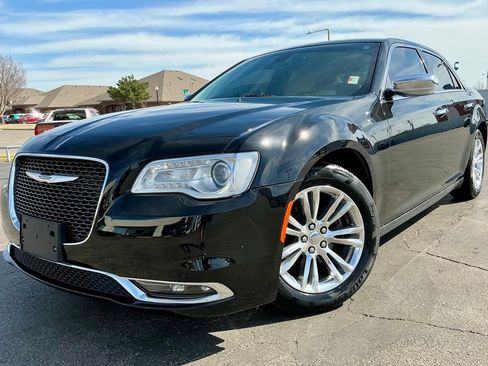 Used 2015 Chrysler 300 C image 3