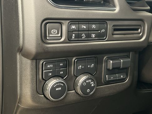 Used 2022 Chevrolet Tahoe Z71 w/ Luxury Package AWD/4WD image 27