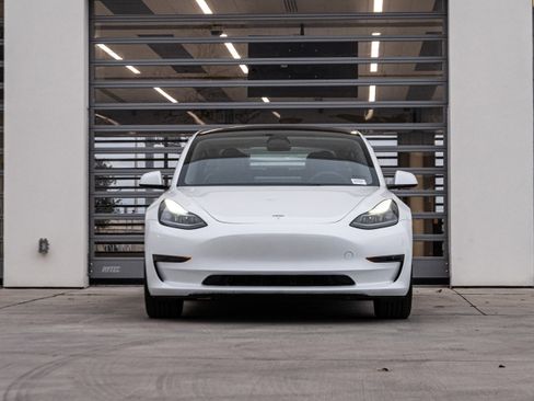 Used 2023 Tesla Model 3 Standard Range image 3
