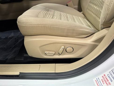 Used 2016 Ford Fusion SE FWD image 2