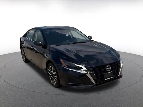 Used 2025 Nissan Altima 2.5 SV FWD image 3