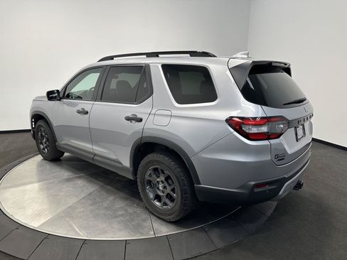 Certified 2025 Honda Pilot TrailSport image 5