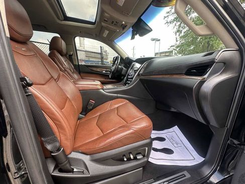 Used 2019 Cadillac Escalade Luxury AWD/4WD image 26