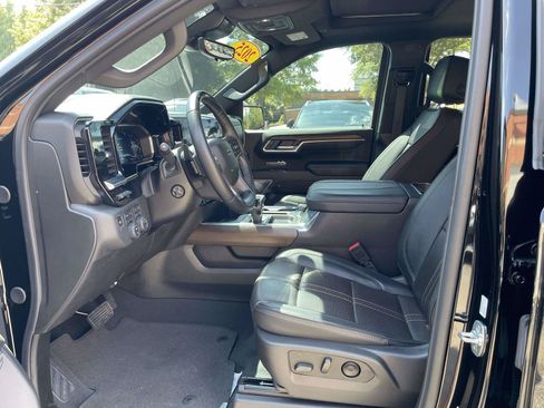 Used 2025 Chevrolet Silverado 1500 High Country w/ Midnight Edition AWD/4WD image 4