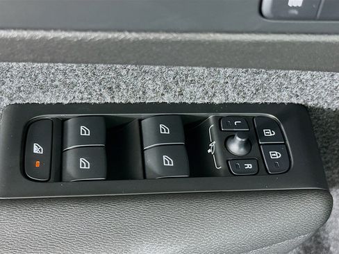 Used 2025 Volvo XC40 B5 Plus image 15