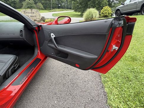 Used 2007 Chevrolet Corvette Coupe w/ Preferred Equipment Group RWD image 38