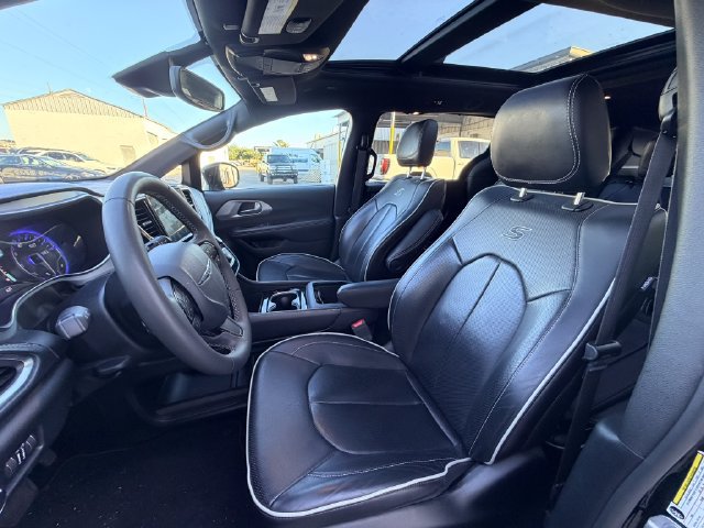 Used 2025 Chrysler Pacifica Limited FWD image 11