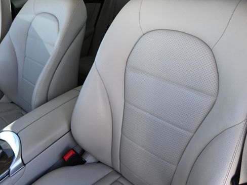 Used 2019 Mercedes-Benz GLC 300 4MATIC image 7