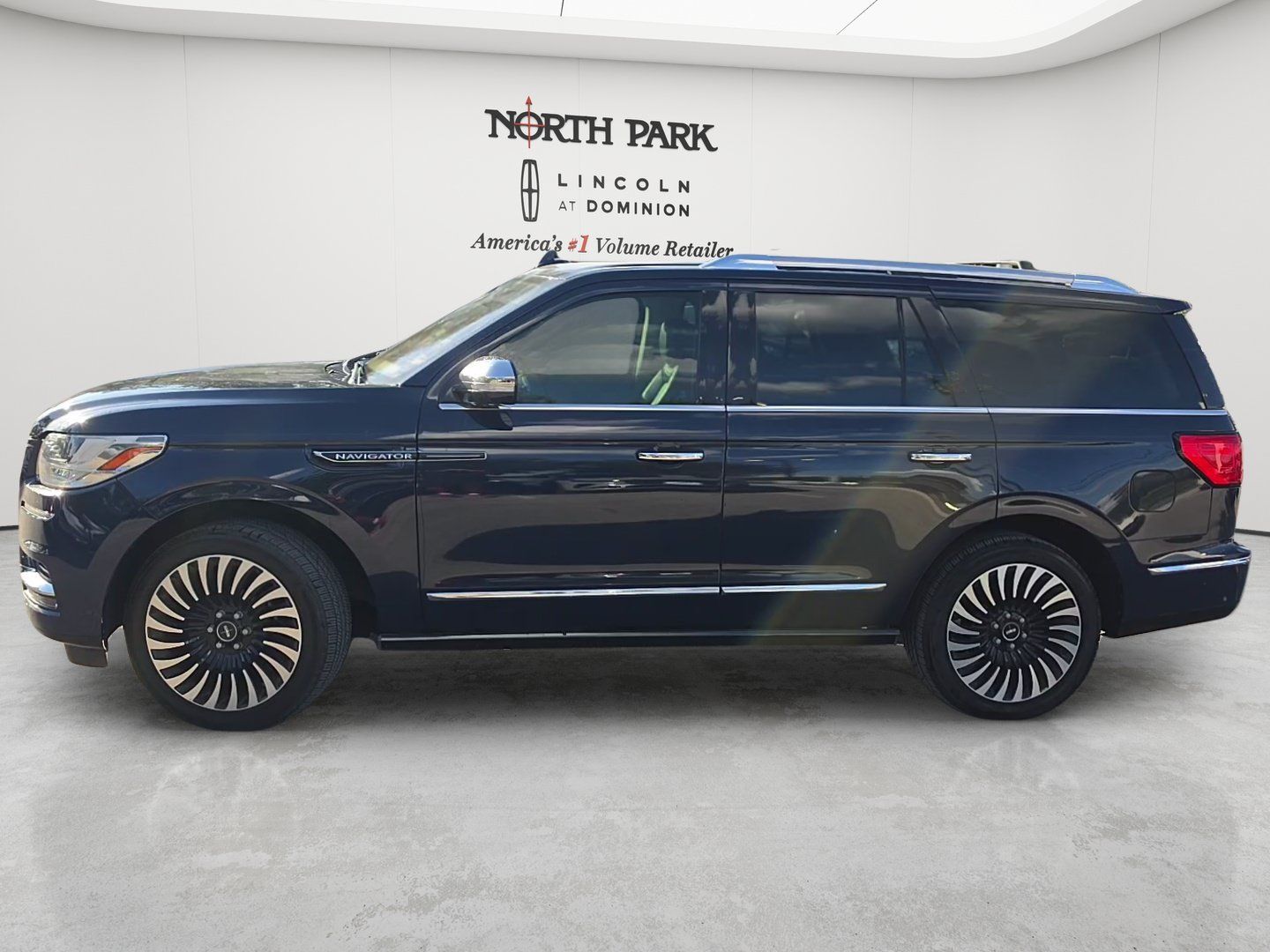 Used 2018 Lincoln Navigator Black Label w/ Cargo Package AWD/4WD image 2