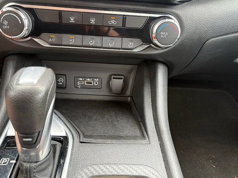 Used 2025 Nissan Sentra SV FWD image 14