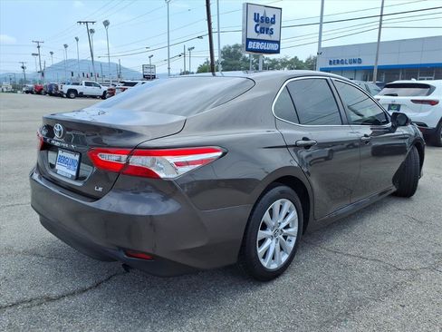 Used 2018 Toyota Camry LE w/ Convenience Package FWD image 4