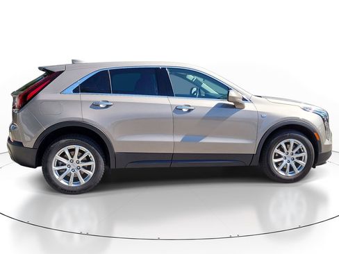Used 2023 Cadillac XT4 Luxury w/ Cold Weather Package FWD image 3