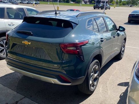 Used 2025 Chevrolet Trax LT FWD image 2