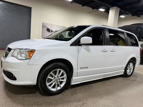 Used 2019 Dodge Grand Caravan SXT FWD image 11