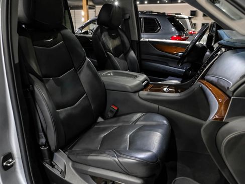 Used 2019 Cadillac Escalade ESV Luxury AWD/4WD image 29