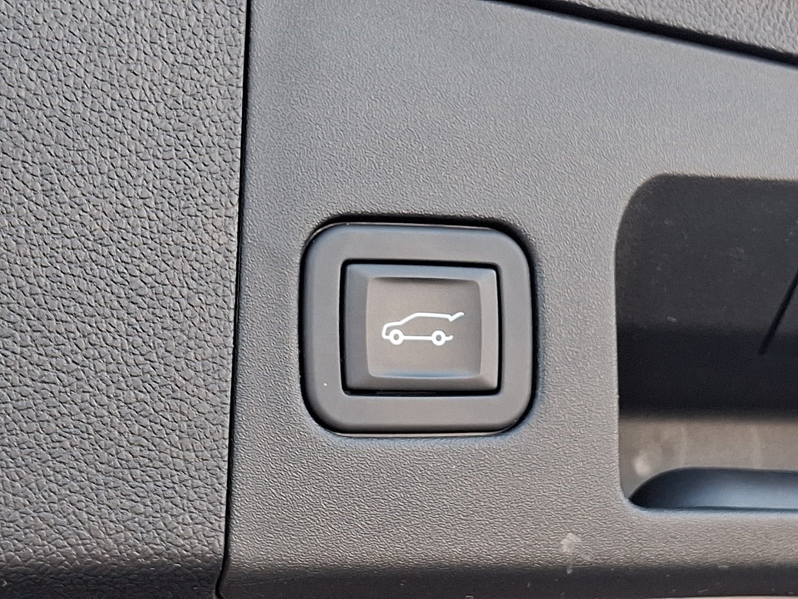 Used 2024 Cadillac XT4 Luxury w/ Cold Weather Package FWD image 22