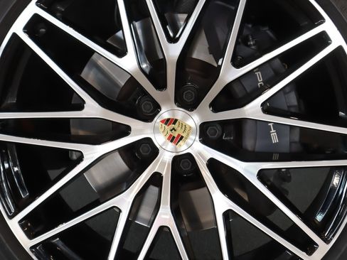 Certified 2025 Porsche Macan image 25