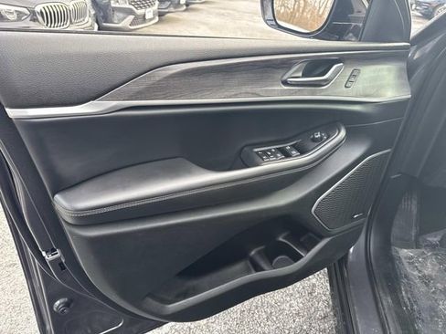 Used 2022 Jeep Grand Cherokee Limited image 21